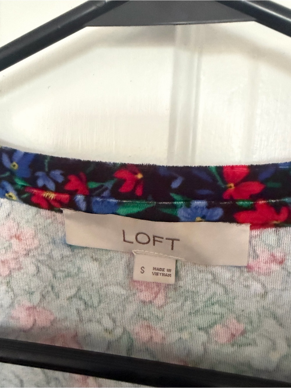 Floral blouse with red and blue flowers, Size s fr Loft - Picture 4 of 4
